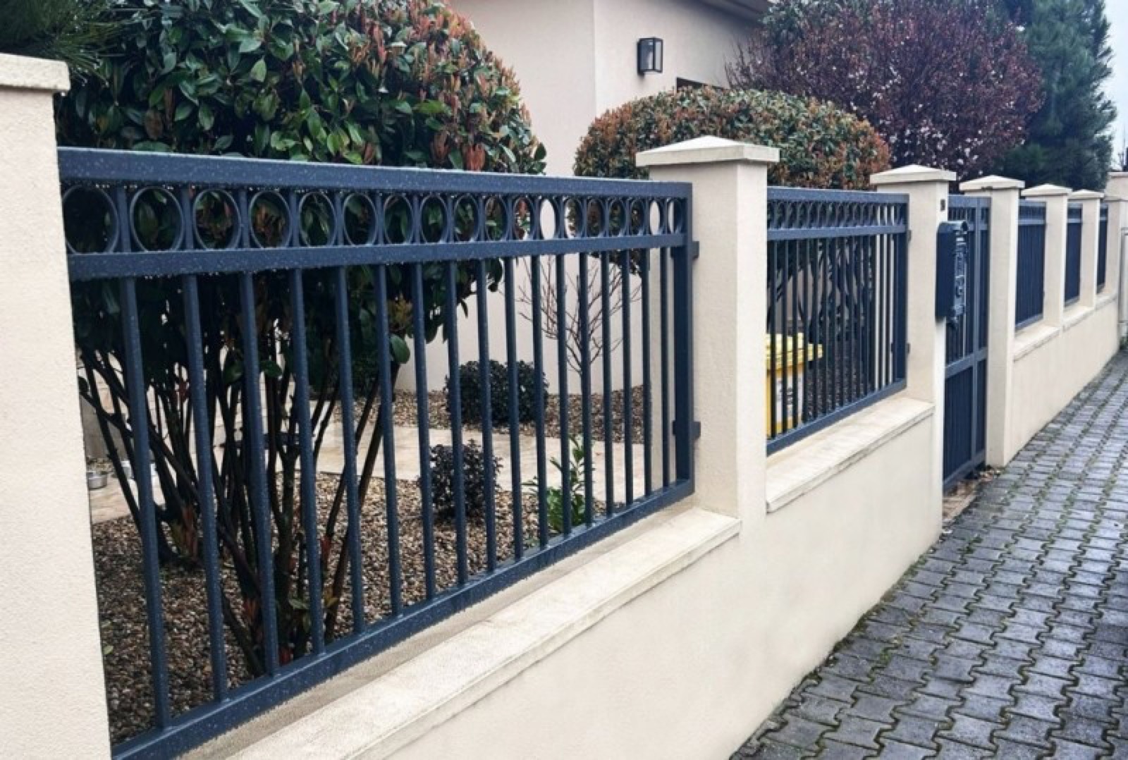 Klasyczne ogrodzenie z kutego żelaza