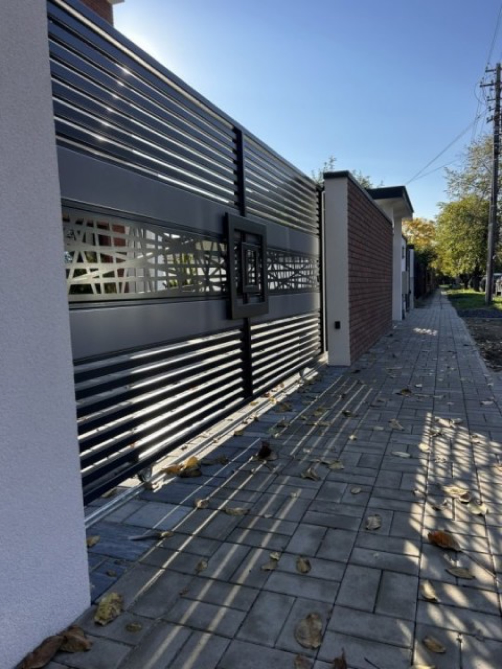 Nowoczesne ogrodzenie aluminiowe z panelem dekoracyjnym