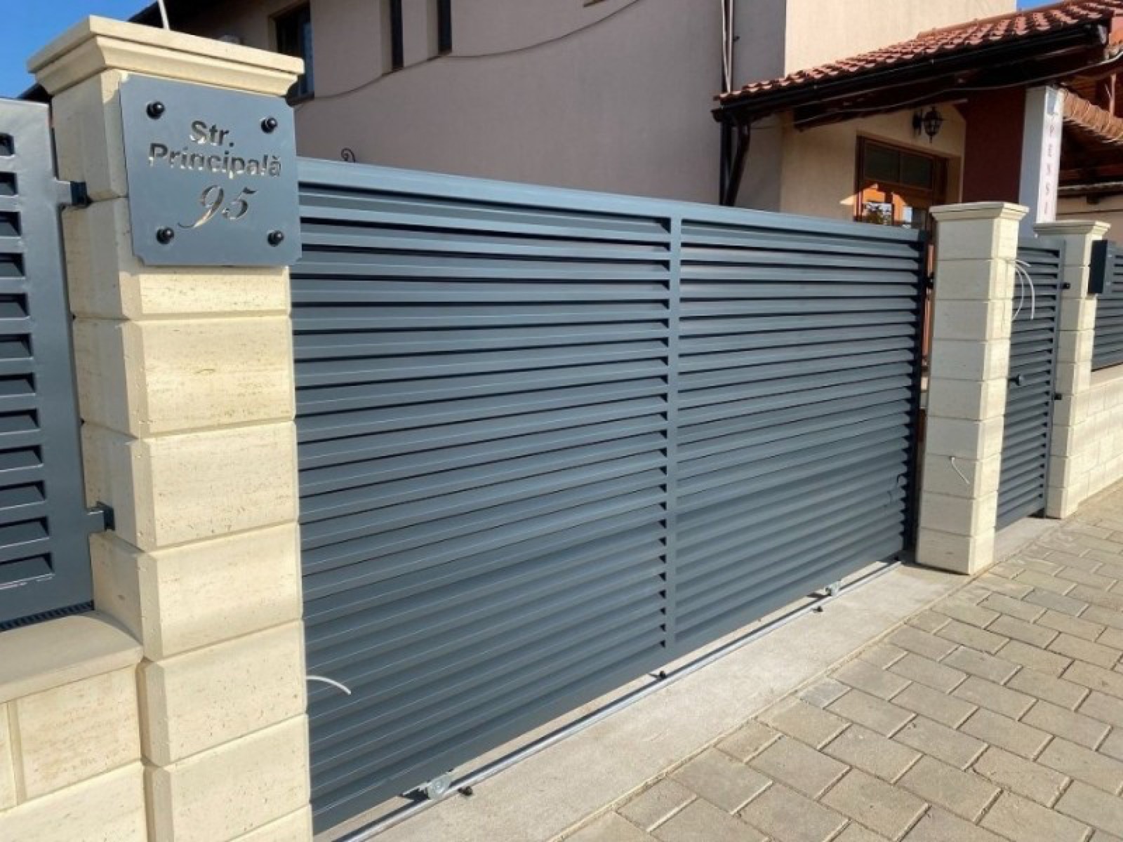 Aluminiowa brama skrzydłowa z poziomymi lamelami