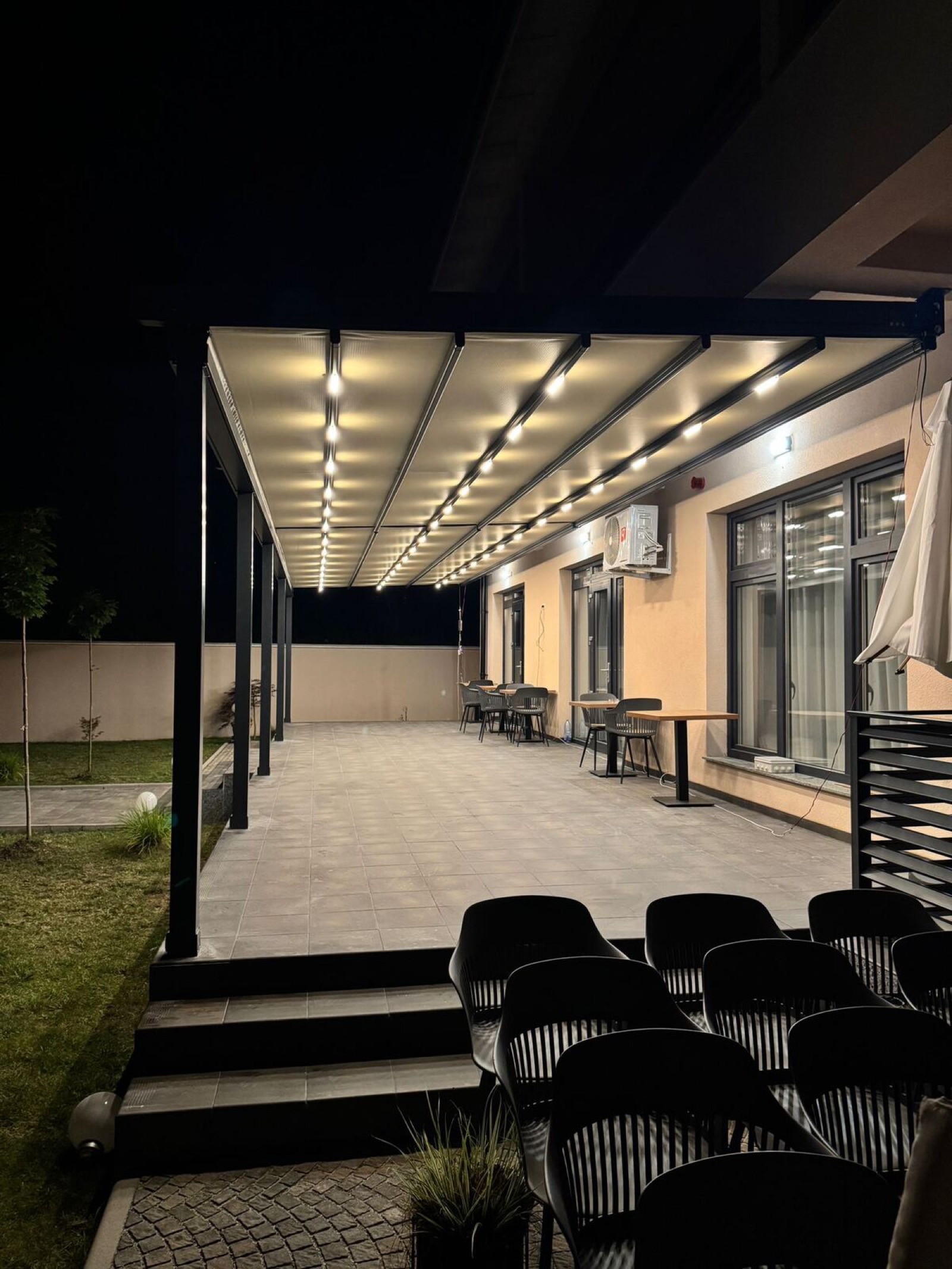 Pergola ze zintegrowanym oświetleniem LED, nocna atmosfera