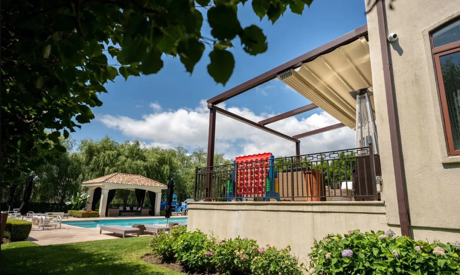 Pergola zwijana przy basenie