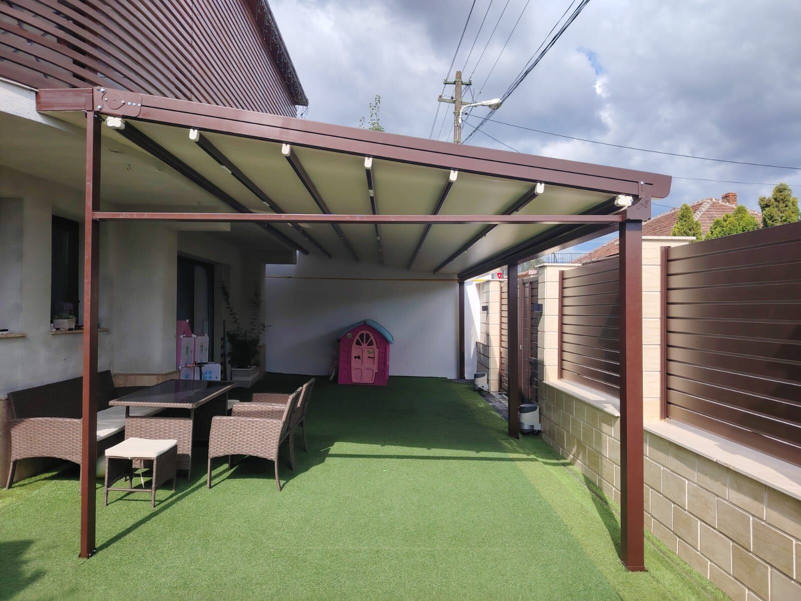 Pergola zwijana do ogrodu