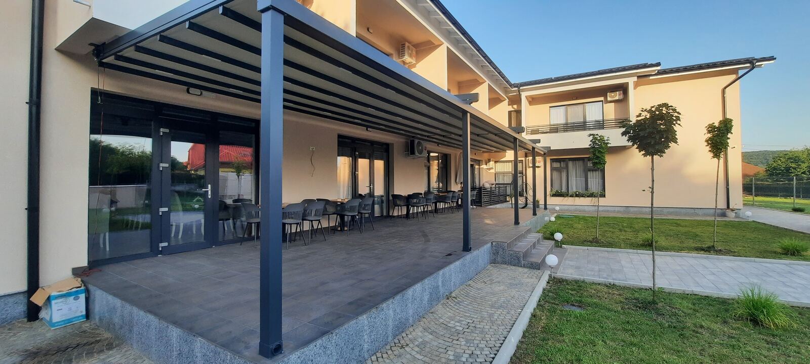 Pergola przyścienna na taras